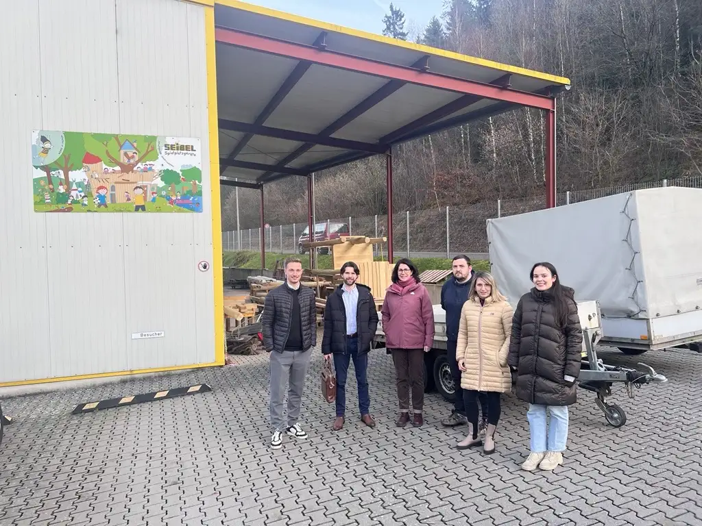 Mitarbeitende des Unternehmens sowie 2 KI-Trainer des MDZ KL